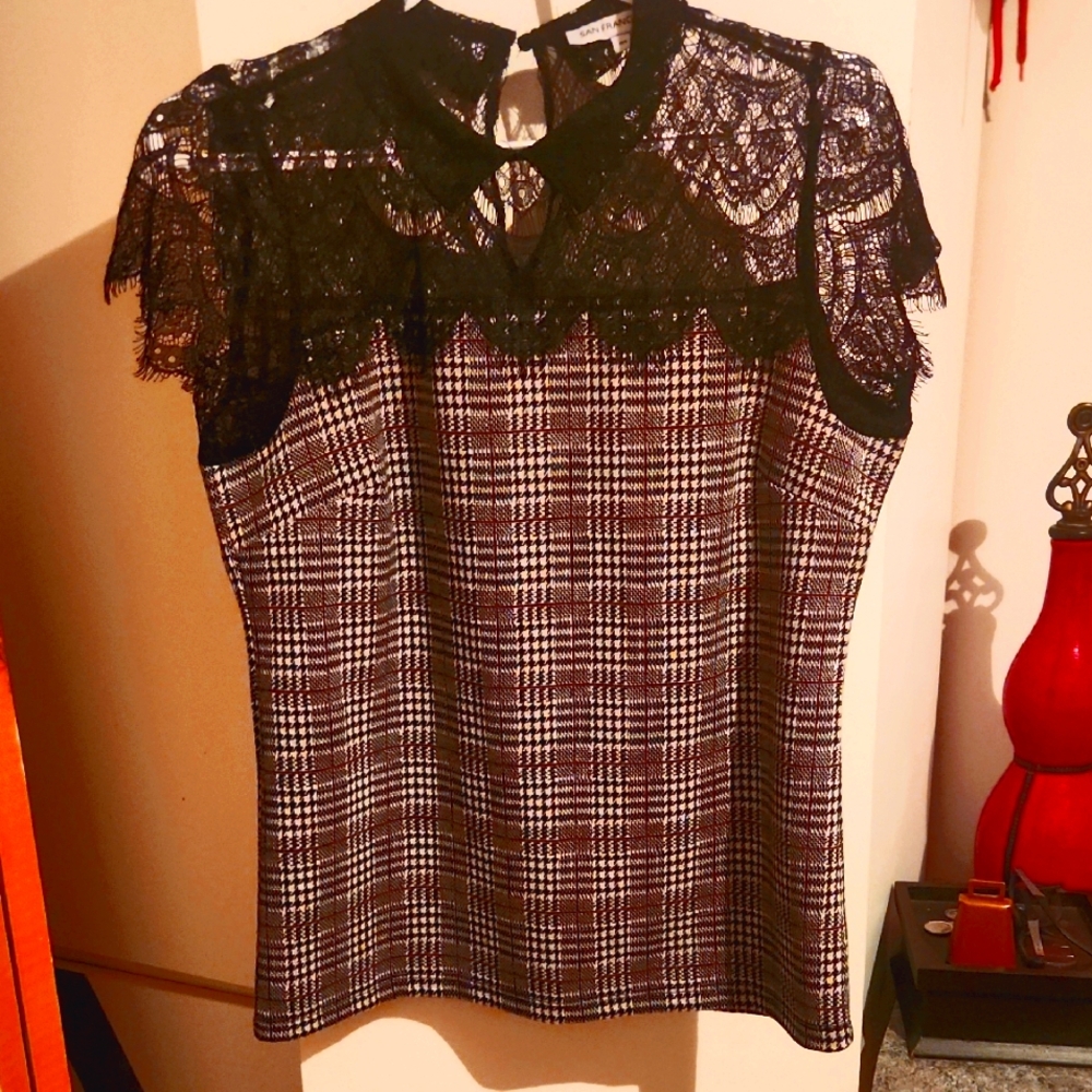 Black and White Lace Fitted Sleeveless Blouse